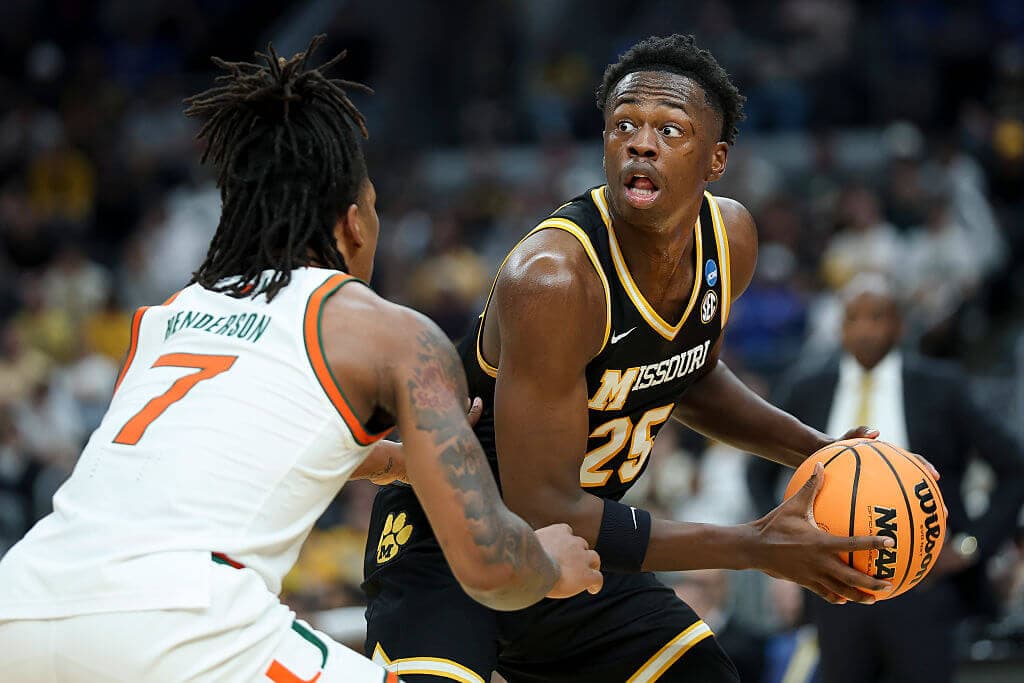 All-SEC forward Mark Mitchell returns to Missouri a week after Kentucky commitment