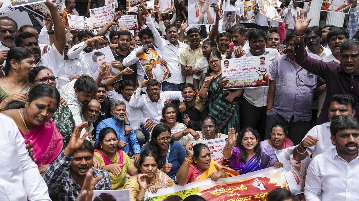 Police in Karnataka book protesters after attempt to block Chief Minister’s convoy during private visit