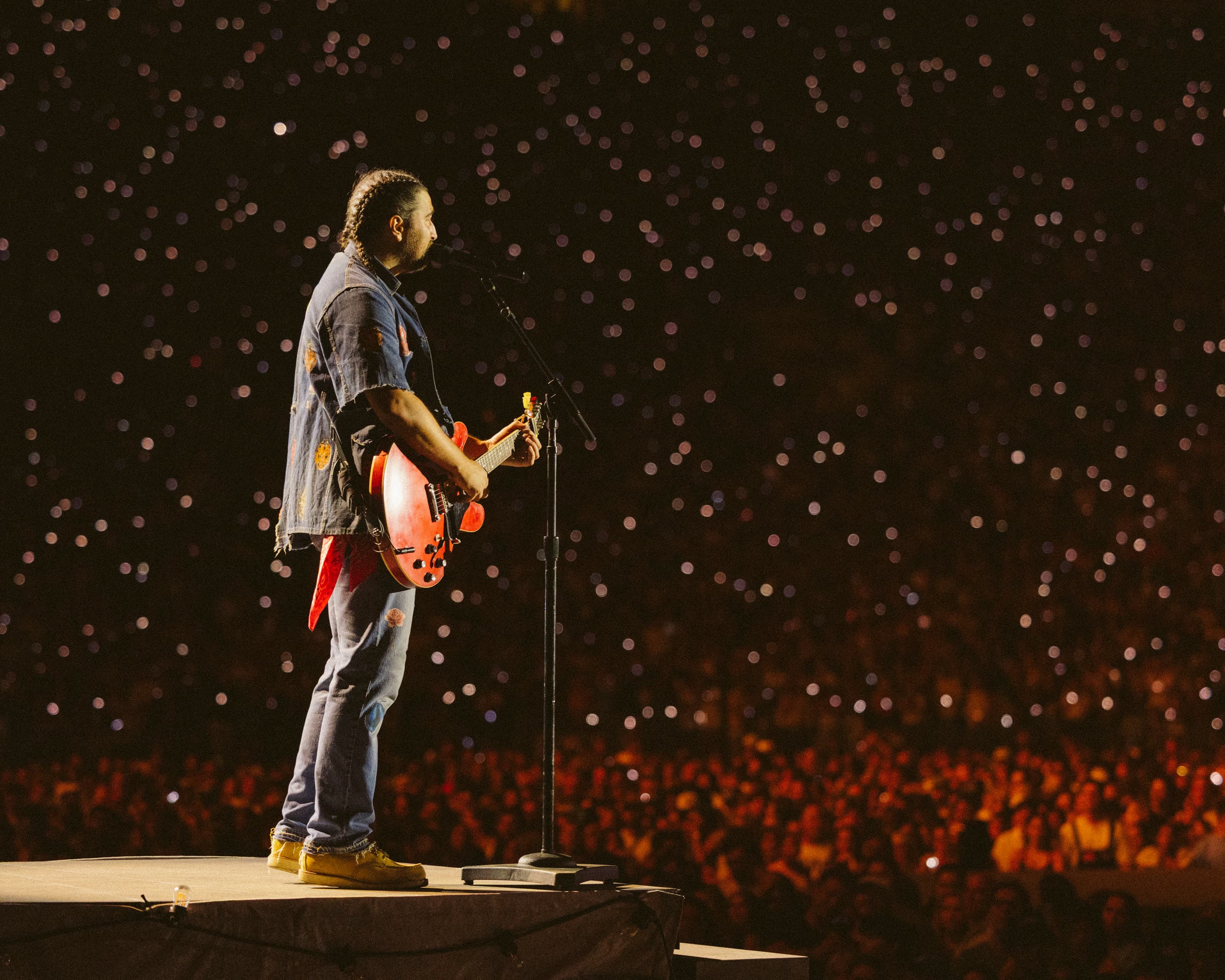 Noah Kahan Turns His ‘Miserable’ Material Into Manic Elation at Triumphant Rose Bowl Stadium Show: Concert Review