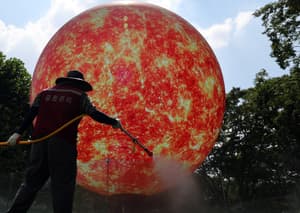 Greater Seoul nears 40 C under highest-level heat warning