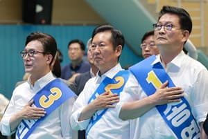 Former PM holds narrow lead in ruling party leadership race, outcome likely to come down to Seoul and southwest