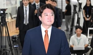 Minor right-wing party chair resigns
