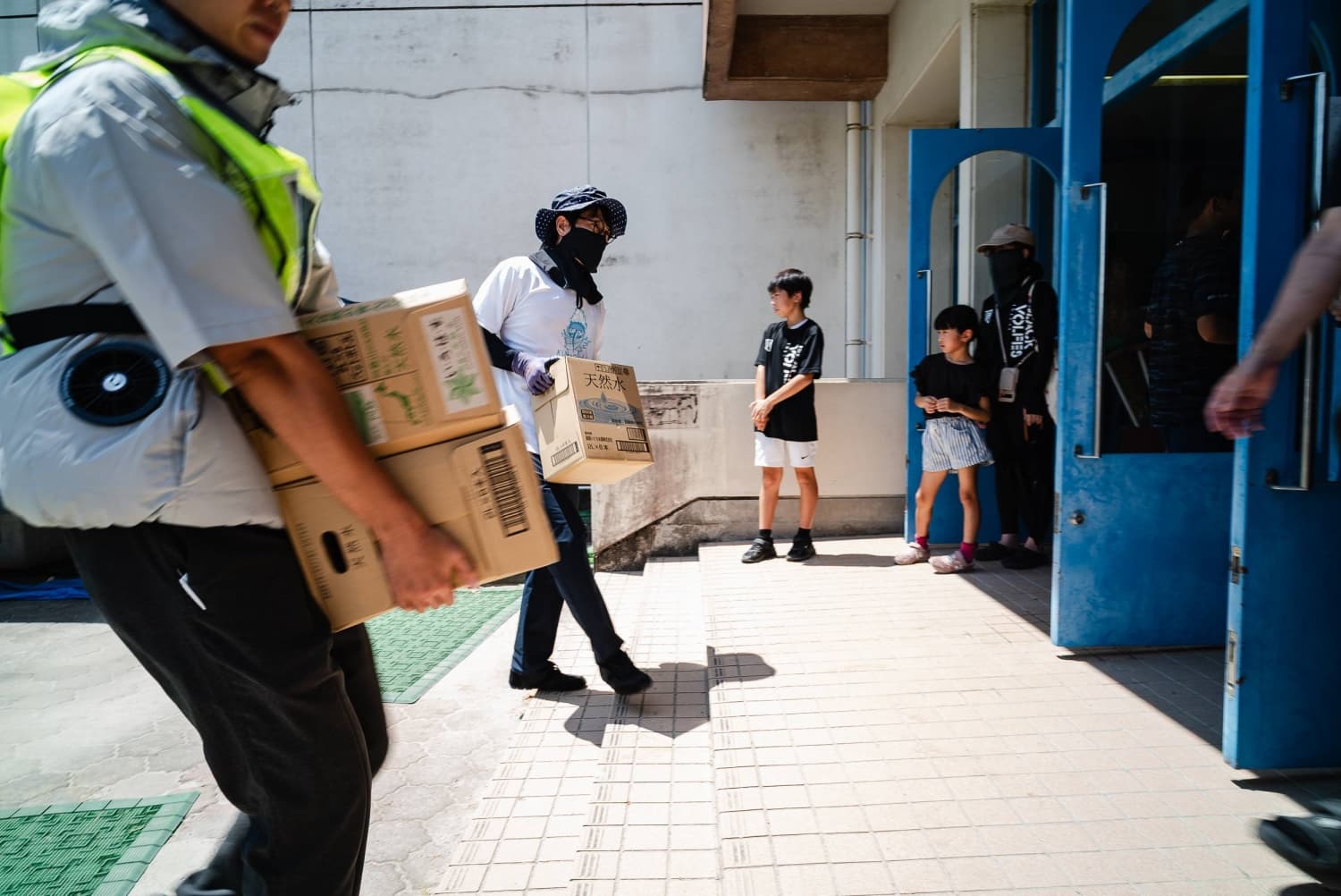 Survivors battle heat over first weekend since Kumamoto quake