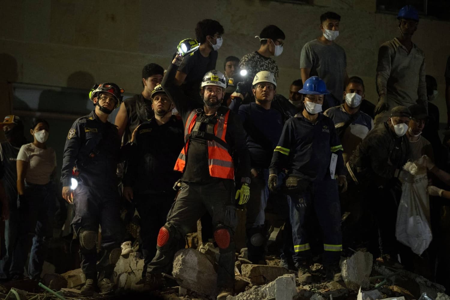 Colombia quake death toll climbs as civilians aid in rescue