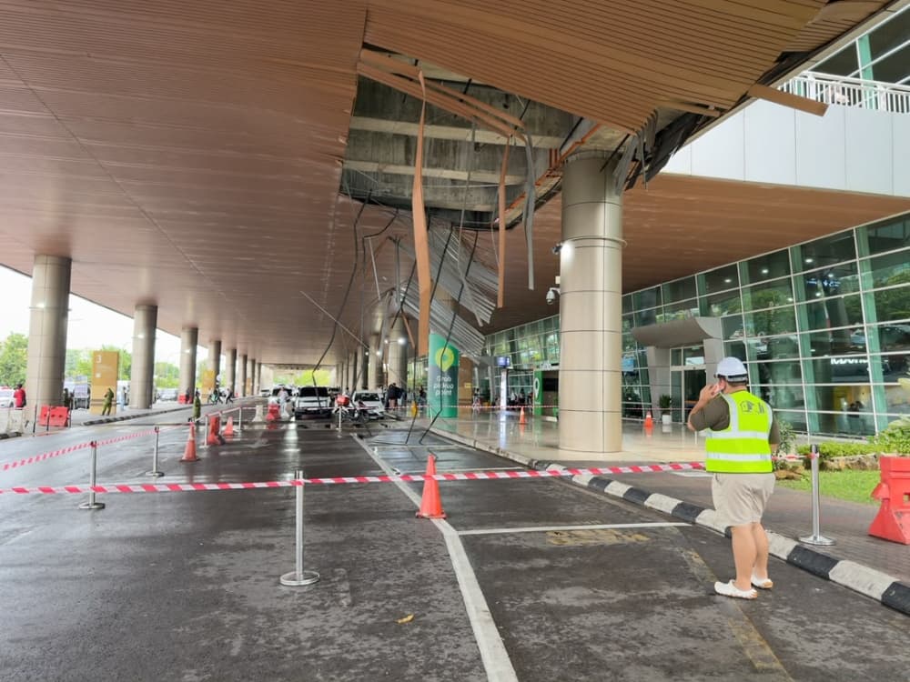 Strong winds, heavy rain damage Kuching International Airport roof (VIDEO)