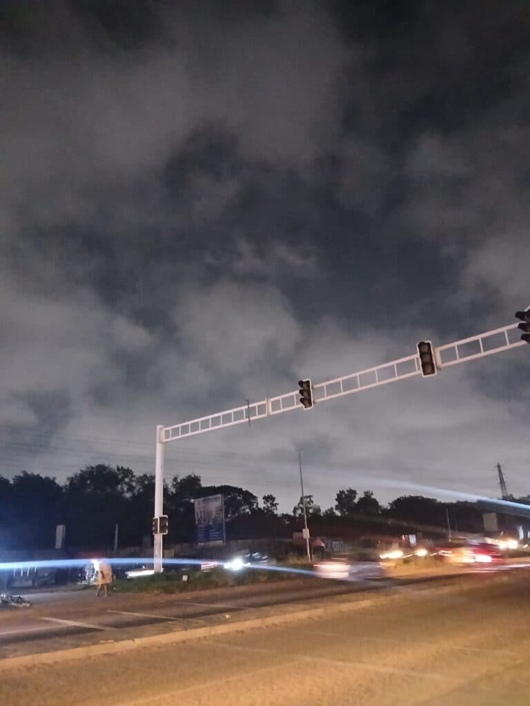 Malfunctioning traffic light at Awoshie Last Stop raises safety concerns for motorists, pedestrians